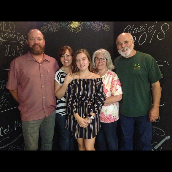 Meet your Posher, Sandy - Picture 5 of 7